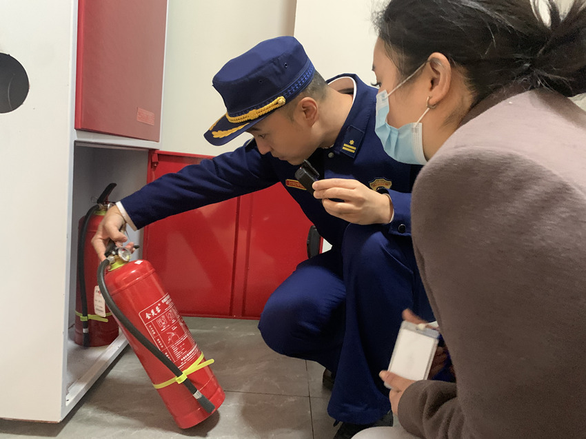 南充消防走进娱乐场所检查消防设施完好情况。四川省消防救援总队供图