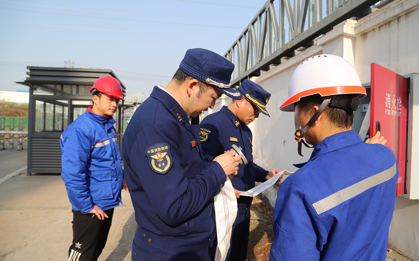 遂宁消防深入能源公司开展节后复工复产消防安全检查。四川省消防救援总队供图