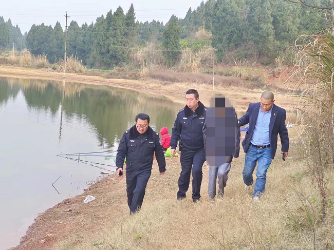 民警将轻生男子带离危险地区 。资阳市公安局供图