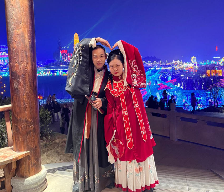 农民工夫妻胡刚和吴运连穿着汉服逛灯会合影。自贡市第一人民医院供图