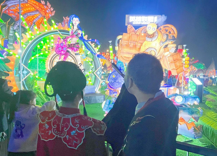 正在看灯会的农民工夫妻。自贡市第一人民医院供图