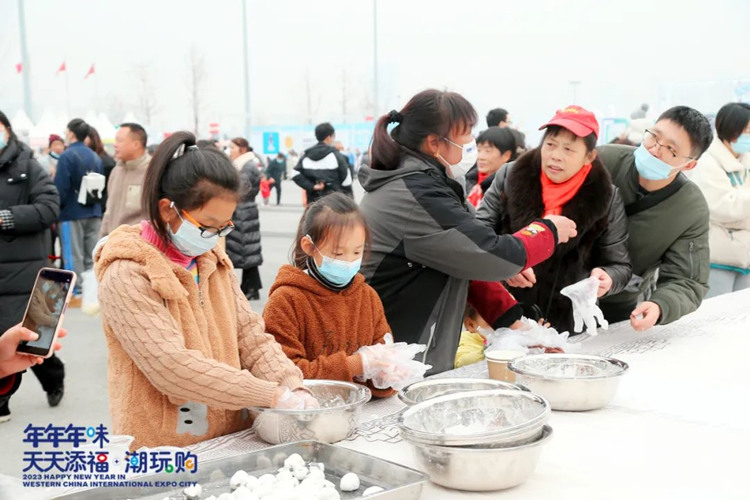 市民包汤圆。天府新区融媒体中心供图