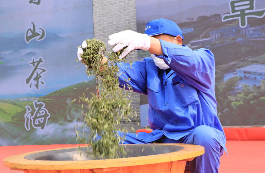 手工制作早茶。高县融媒体中心供图