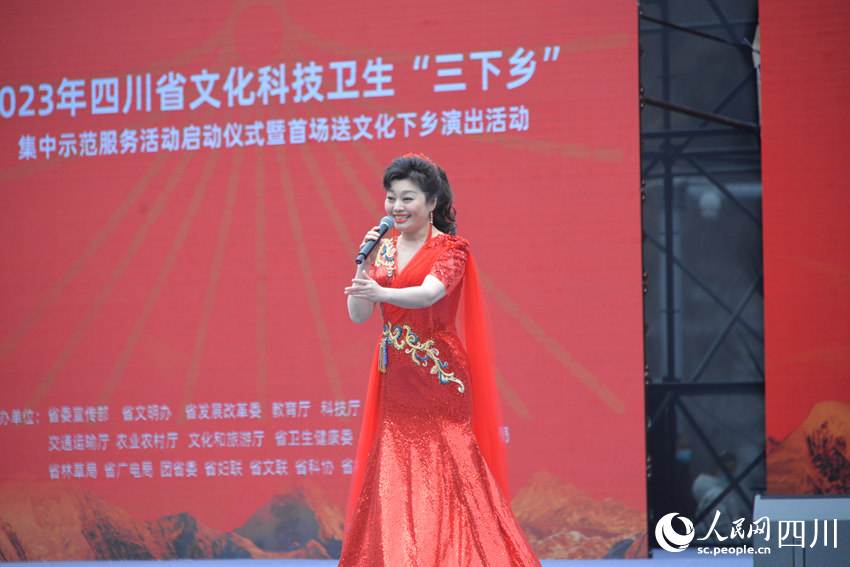 女声独唱《我们的中国梦》。人民网 王洪江摄