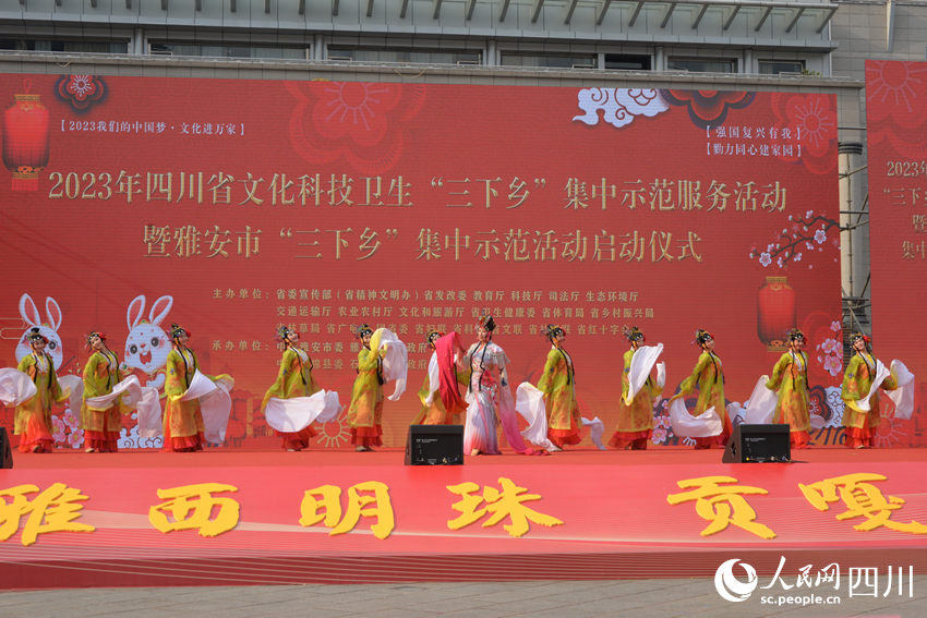 活动现场的舞蹈表演。人民网 王洪江摄