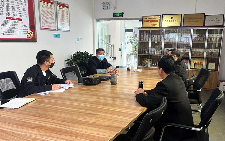 走访企业，收集用工需求。朝天区融媒体中心供图