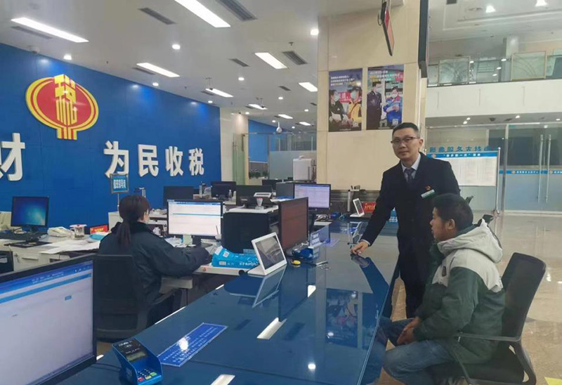 市民体验税务服务新方式。宜宾市税务局供图