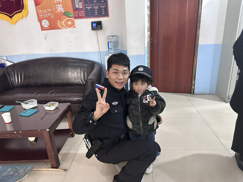 民警赵元与小女孩合影。泸州公安供图