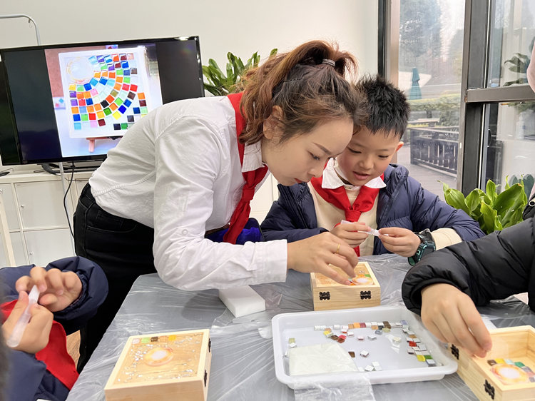 少先队员们在做手工。成都金沙博物馆供图