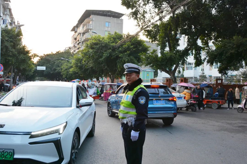 开学当天，民警在学校门前维护交通秩序。金堂县公安局供图