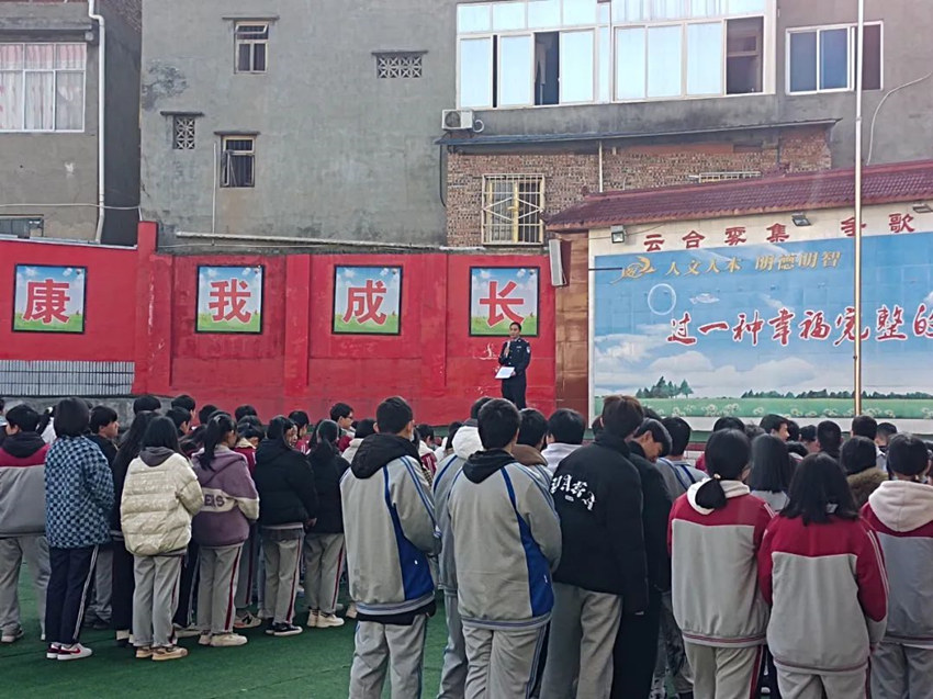 开学当天，民警正在给同学们上“开学安全第一课”。金堂县公安局供图