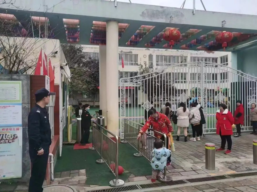 开学当天，在学校执勤的民警。金堂县公安局供图
