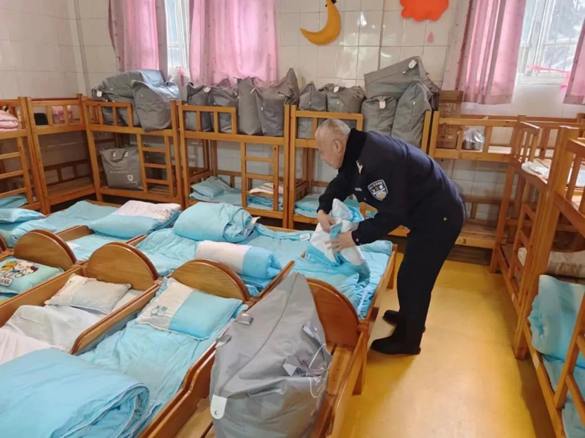 开学前，民警进入校园开展安全检查。金堂县公安局供图