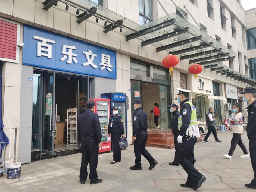 开学前，民警开展安全检查。金堂县公安局供图