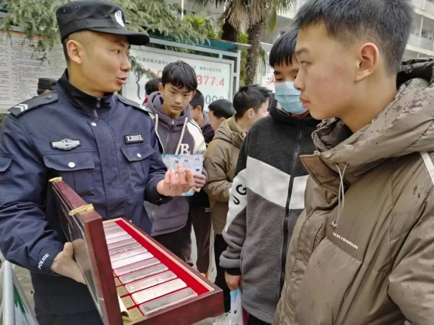 民警在学校给同学们讲禁毒知识。金堂县公安局供图