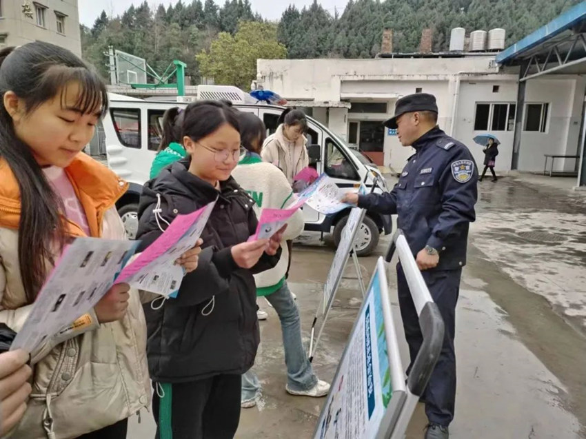 同学们正在看相关安全知识。金堂县公安局供图