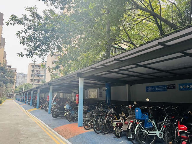 干净整洁的停车棚。肖家河街道供图