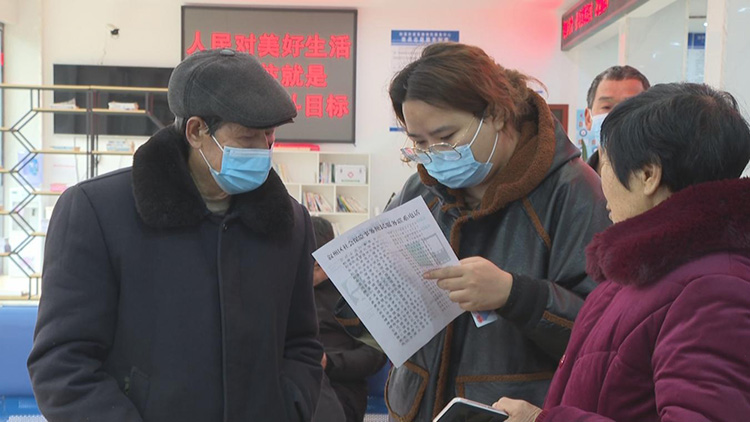 老人在社区便民服务中心进行现场认证。叙州区融媒体中心供图