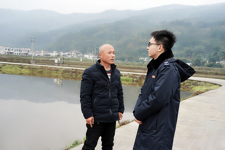 养殖企业负责人向税务局干部介绍税务对涉农企业的帮助。宜宾市税务局供图