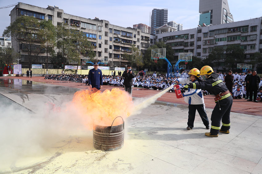 同學正在體驗使用滅火器滅火。廣元市消防救援支隊供圖