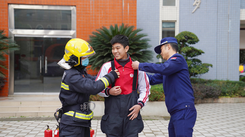 同学正在体验穿消防服。眉山市消防救援支队供图