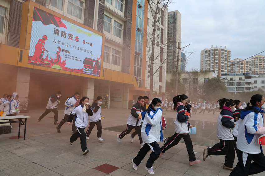 同学们正在进行疏散逃生演练。广元市消防救援支队供图