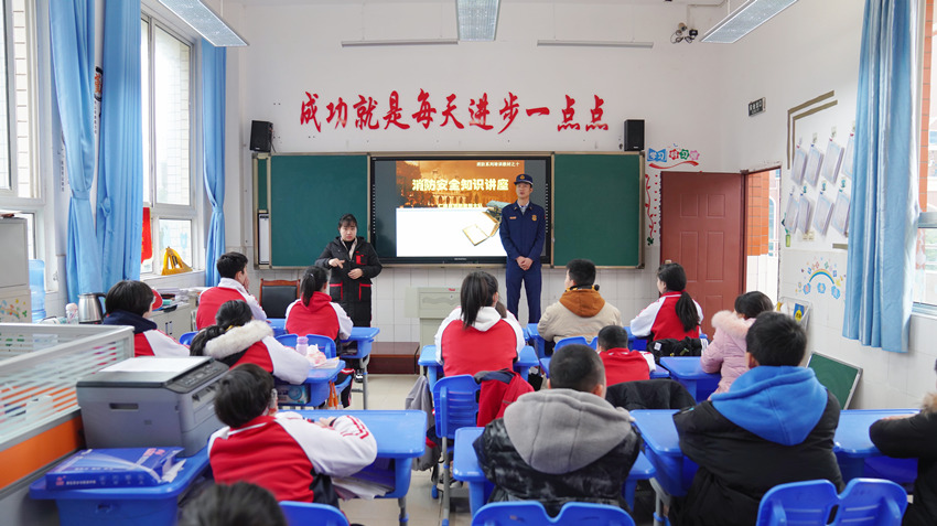 眉山消防员正在为特殊教育学校孩子们上消防安全课。眉山市消防救援支队供图
