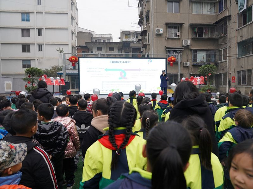 德阳市消防救援支队深入辖区学校开展多种形式的消防安全“开学第一课”活动。德阳市消防救援支队供图