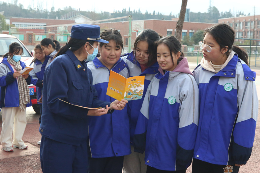 广元消防员正在给同学们讲解消防安全知识。广元市消防救援支队供图