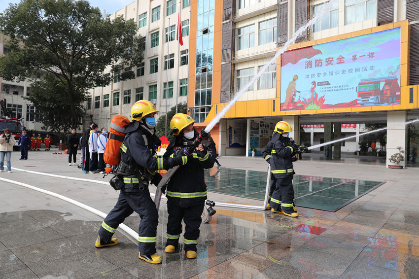 同学正在体验使用消防灭火救援器材装备。广元市消防救援支队供图
