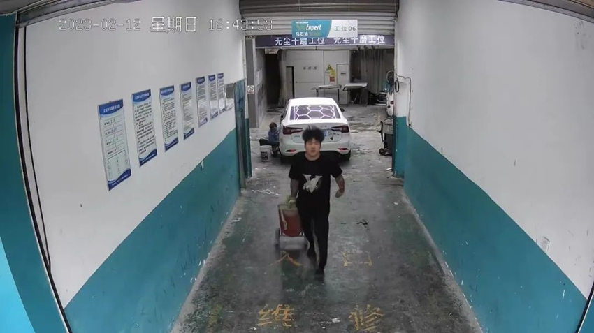 汽修店员拿来更大的灭火器。成都志愿者网供图