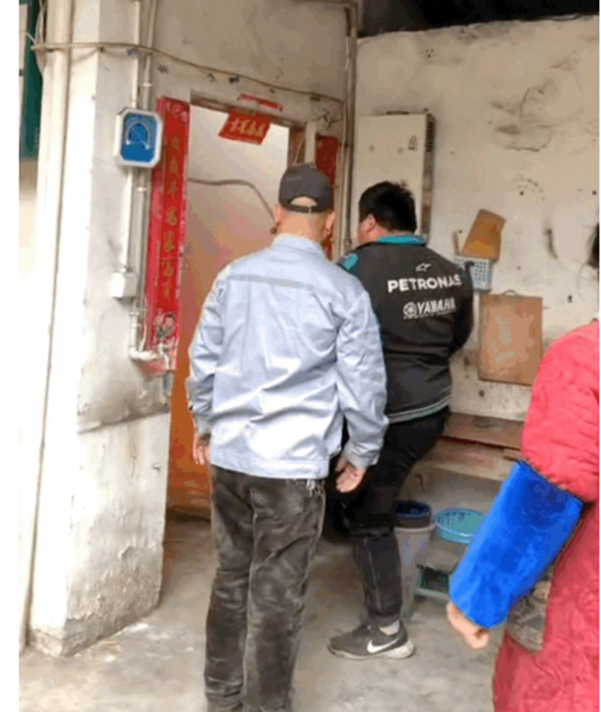 曾小强和邻居破门进入房内。成都志愿者网供图