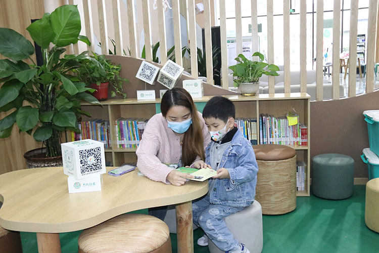 市民在社區城市書房看書。翠屏區融媒體中心供圖