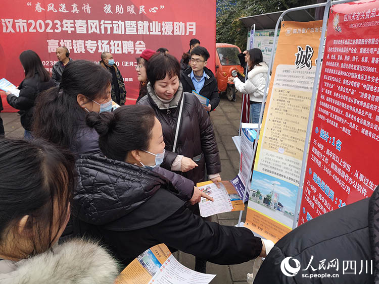 镇（街道）巡回招聘会。李宁摄