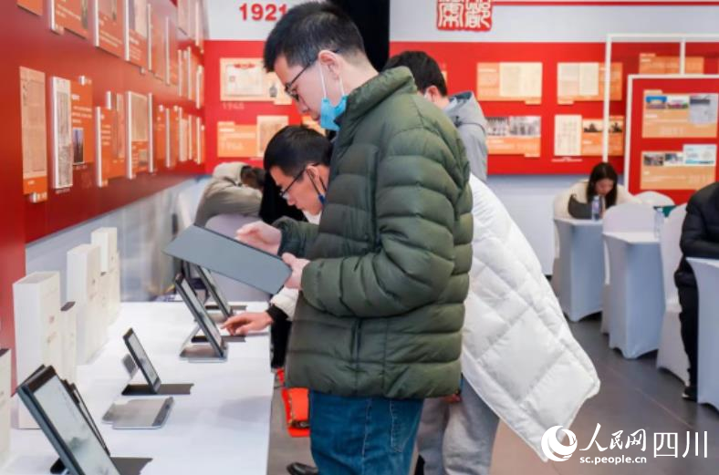 打开高效学习新模式，“学习强国”智能学习本在成都发布。宋豪新摄