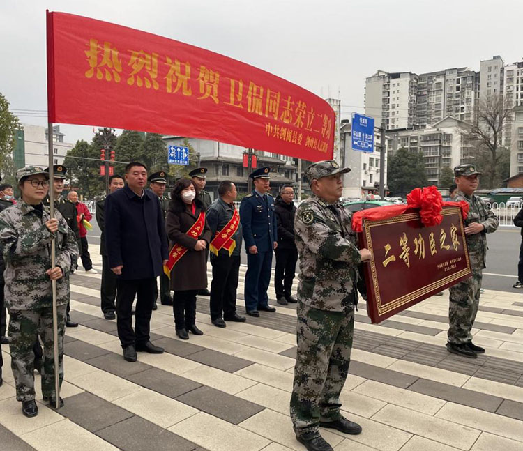 军地领导为二等功臣卫侃家庭送喜报现场。剑阁县融媒体中心供图