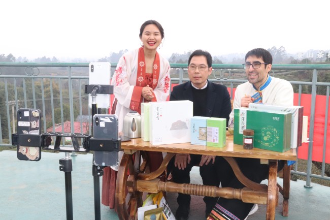 来牟镇童镇长与直播团队直播。张庆麟供图