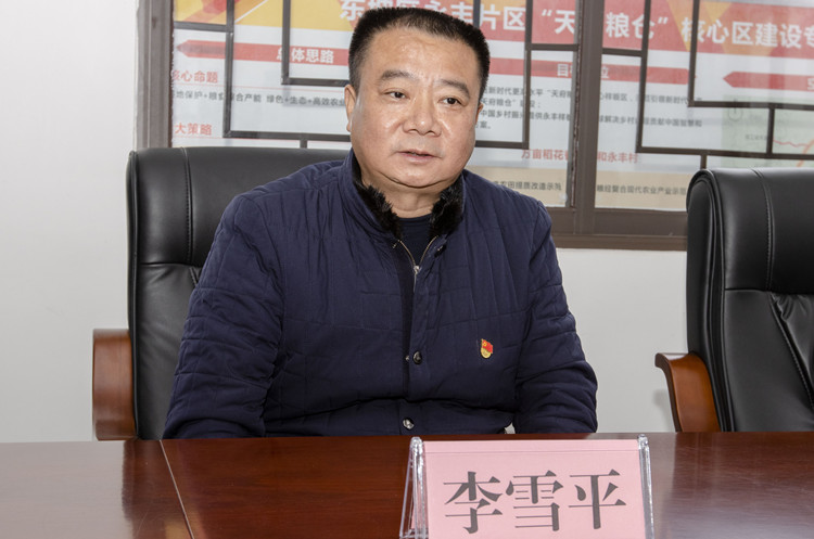 李雪平介绍税费减免惠农好处。眉山市税务局供图