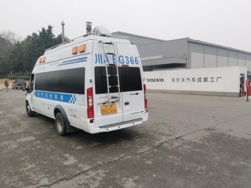 圖為VOCs 走航監測車進行環境監測。成都市生態環境局供圖