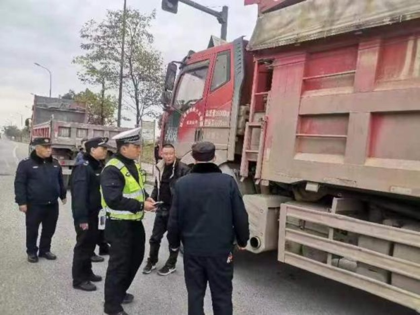 圖為查處違規上路汽車。成都市生態環境局供圖