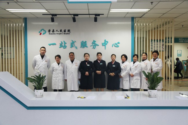 二级以上公立医院试点建立一站式服务中心。王娟供图
