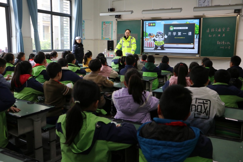 图为道路交通安全知识讲座。荣县公安局交警大队供图