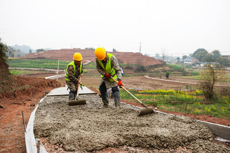 工人正在修田间公路。翠屏区融媒体中心供图