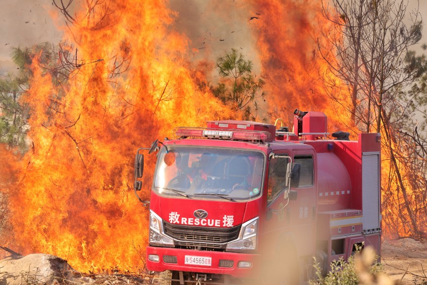 四川省森林草原火灾应急演练在凉山冕宁举行。四川省应急管理厅供图