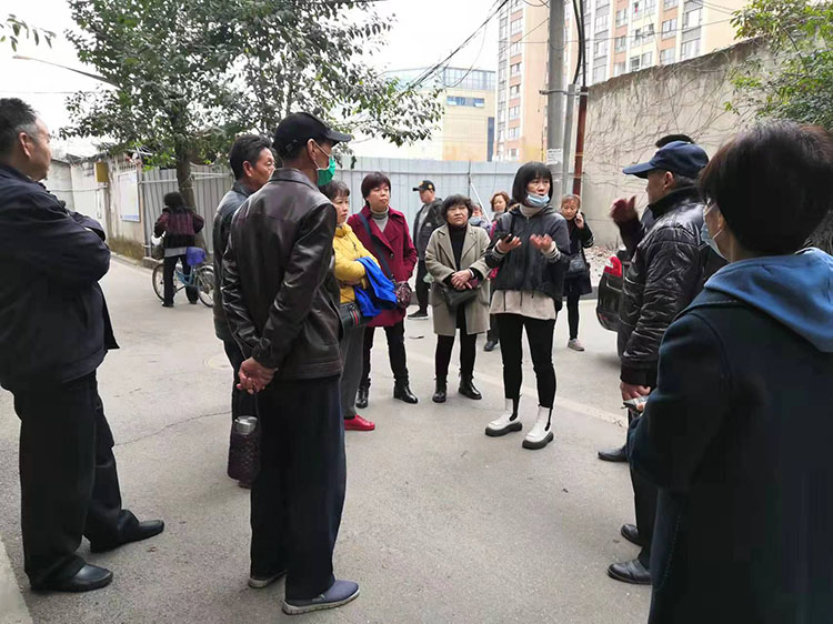 谢玉楠代表在小区收集居民意见。广汉市融媒体中心供图