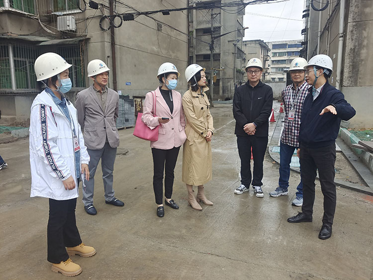 代表们实地调研走访小区改造情况。广汉市融媒体中心供图
