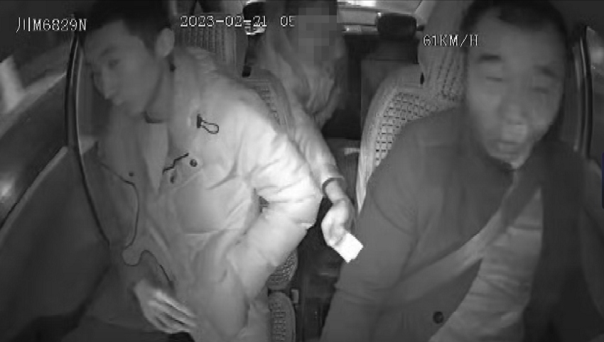 凌晨女子打車到江邊，並掏出百元大鈔給司機稱不用找了。資陽公安供圖