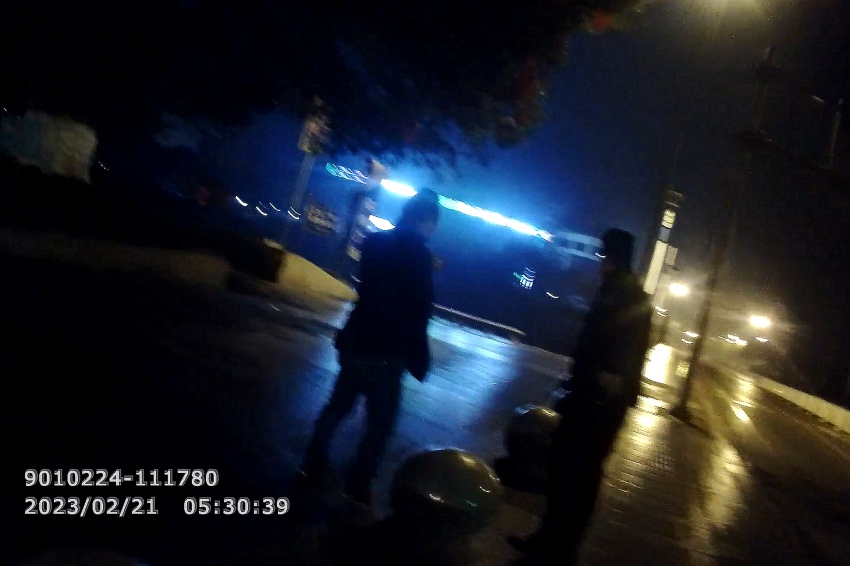 報警人唐師傅向民警講述情況 。資陽公安供圖