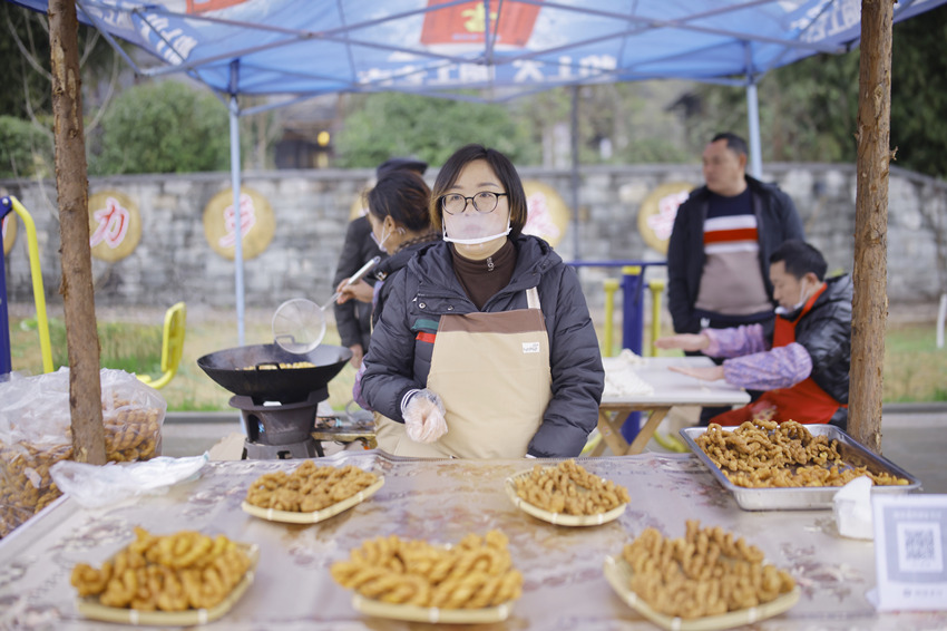 活動現場的美食集市。宣漢縣委宣傳部供圖