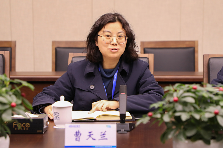 全国人大代表曹天兰介绍税务部门提供定制服务情况。四川省税务局供图